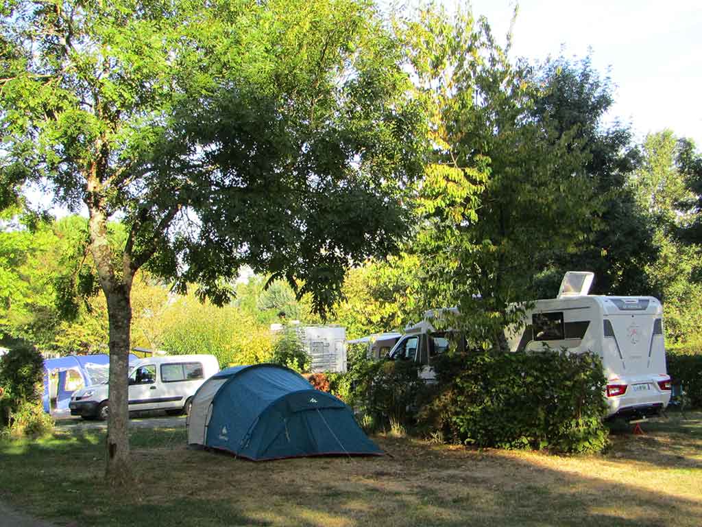 emplacement tente et camping-car dans la Sarthe